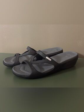 CROCS Hilga Women’s Size 9 Black Slip-On Slides Strappy Wedge Sandal Comfort